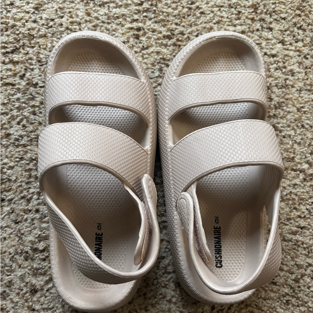 Tan Women’s Cushionaire Sandals Size 9 new